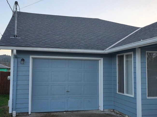 963 SE Miller Ave in Dallas, OR - Foto de edificio - Building Photo