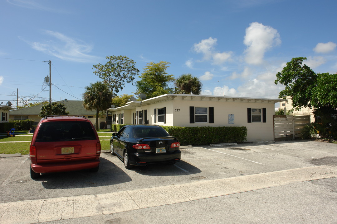 530-532 Plymouth Rd in West Palm Beach, FL - Building Photo