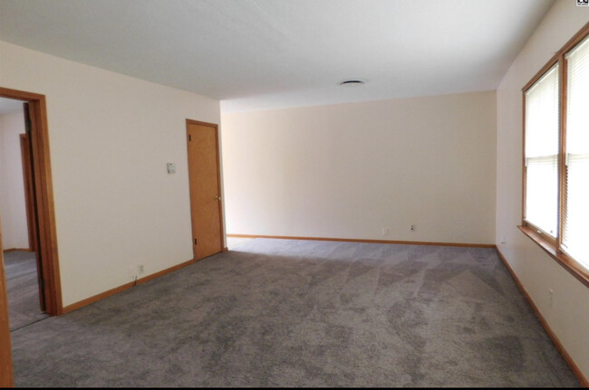 1018 N Jackson St, Unit C in Hutchinson, KS - Foto de edificio - Building Photo