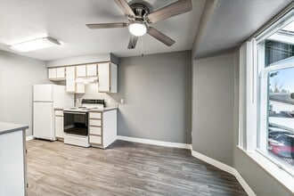 Oak Park Village Apartments in Salem, OR - Building Photo - Building Photo