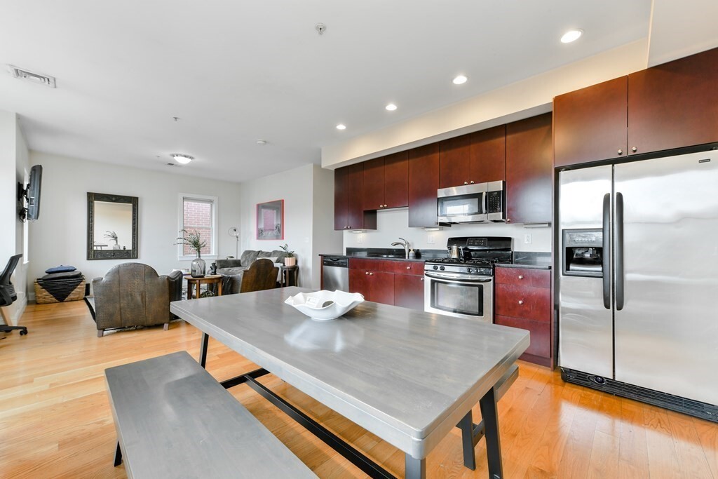 329 W Broadway in Boston, MA - Building Photo