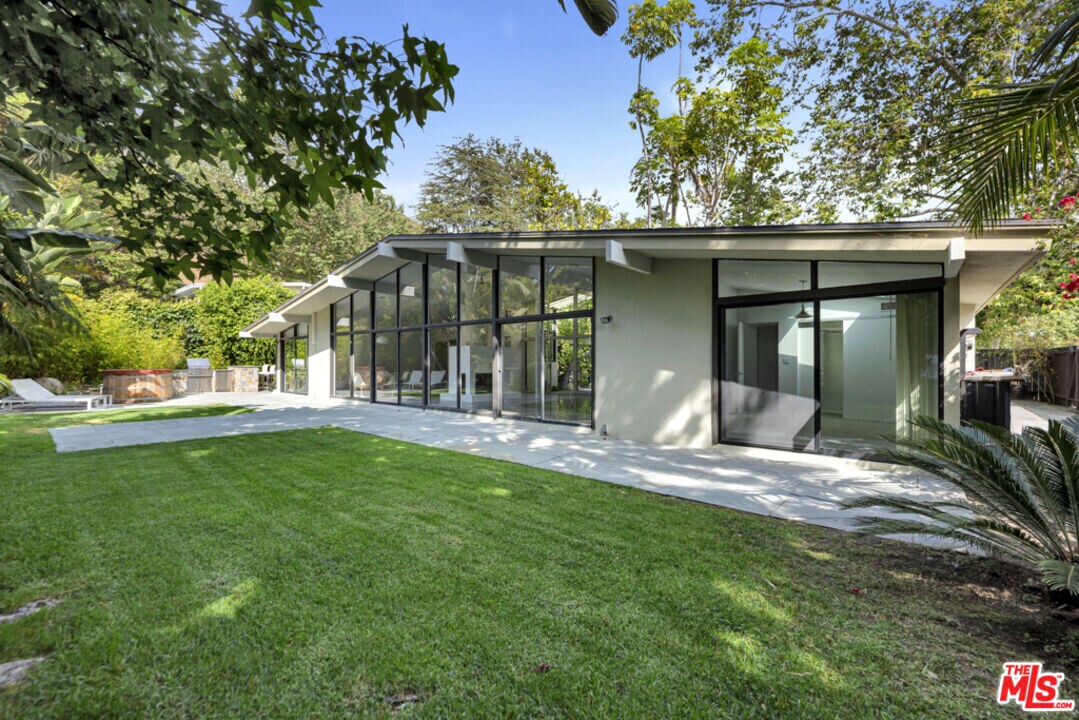 30611 Las Estrellas Dr in Malibu, CA - Building Photo