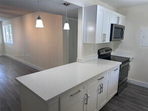 185 Lakeview Dr in Weston, FL - Building Photo - Building Photo