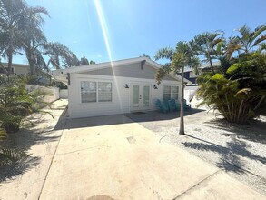 3006 Gulf Dr in Holmes Beach, FL - Building Photo - Building Photo