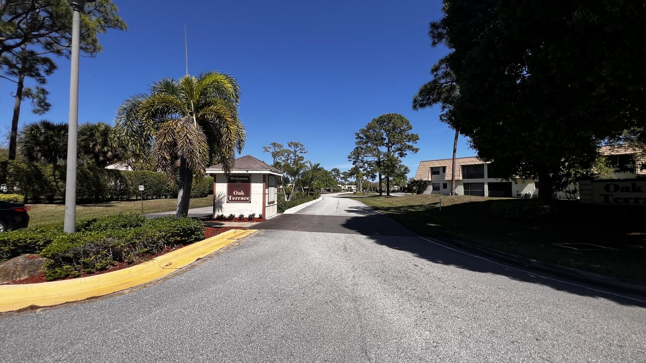 4143 Oak Terrace Dr in Greenacres, FL - Foto de edificio