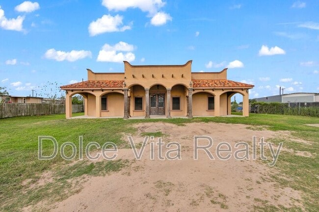 825 Carpintero St in Edinburg, TX - Building Photo - Building Photo