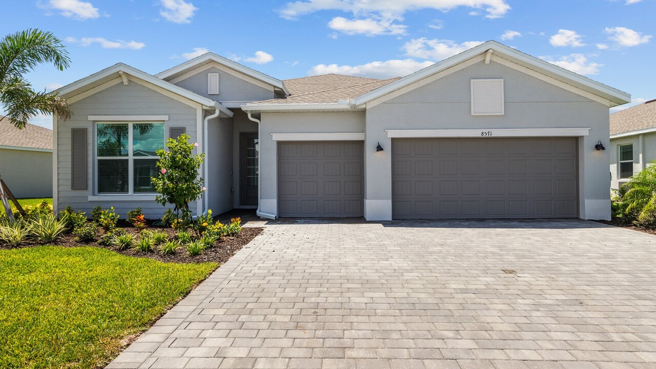 8571 St Kitts Cir in Englewood, FL - Building Photo