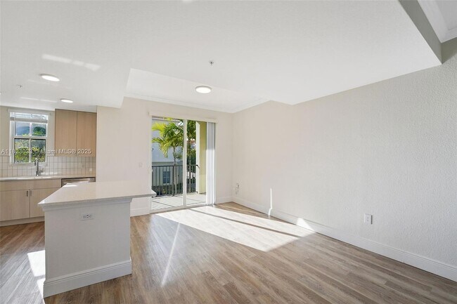 10170 SW 7th St in Pembroke Pines, FL - Building Photo - Building Photo