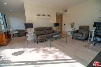 8110 Manitoba St in Los Angeles, CA - Building Photo - Building Photo