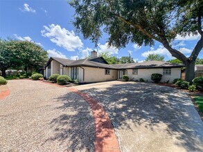8107 S Braeswood Blvd in Houston, TX - Building Photo - Building Photo