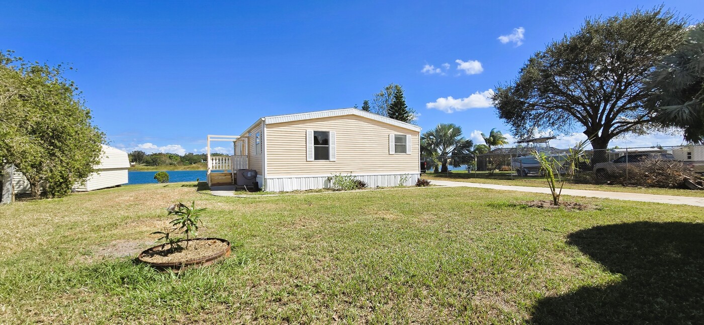 1125 Peninsular Dr in Lake Wales, FL - Building Photo