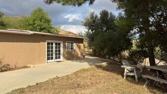 26065 Adamor Rd in Calabasas, CA - Building Photo