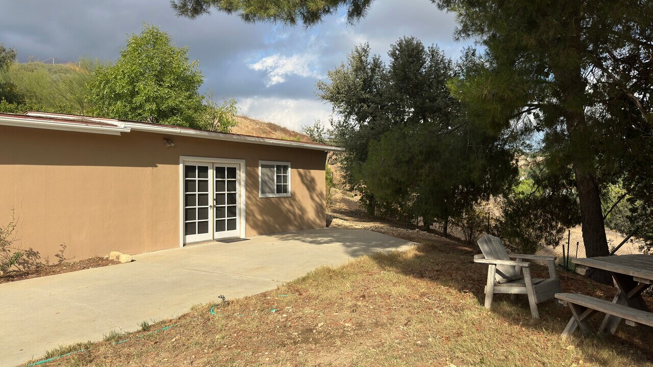 26065 Adamor Rd in Calabasas, CA - Foto de edificio