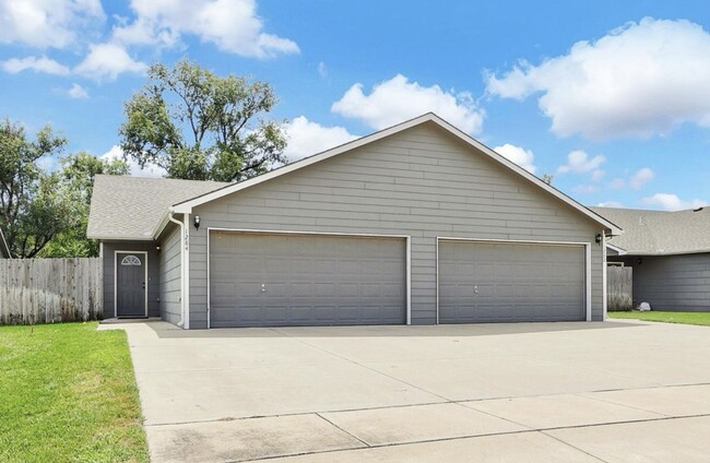 1282 N Curtis Ct in Wichita, KS - Foto de edificio - Building Photo