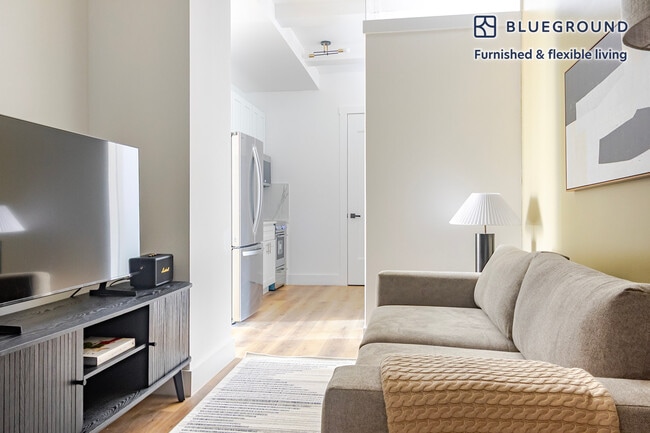 161 W 54th St in New York, NY - Building Photo - Building Photo