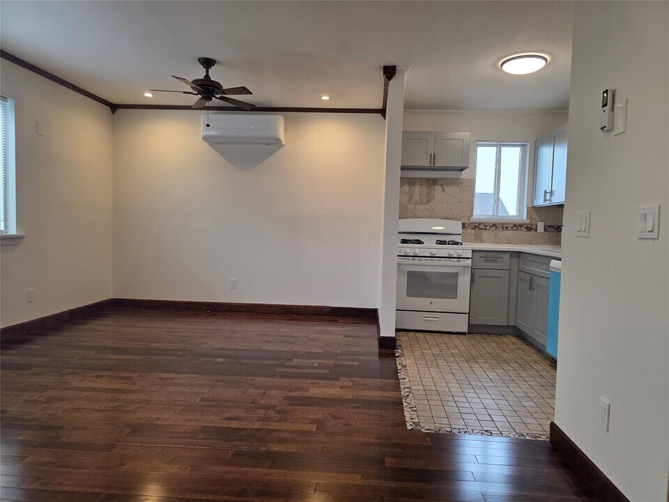 125 White Plains Rd in Bronx, NY - Building Photo