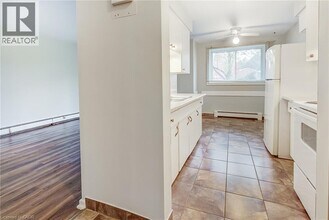 371 Dale Crescent in Waterloo, ON - Building Photo - Building Photo