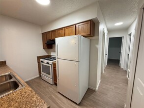1114 Hazelton St, Unit 16 in San Marcos, TX - Building Photo - Building Photo