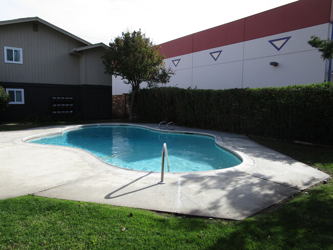 Sunburst Apartments in Stockton, CA - Foto de edificio - Building Photo