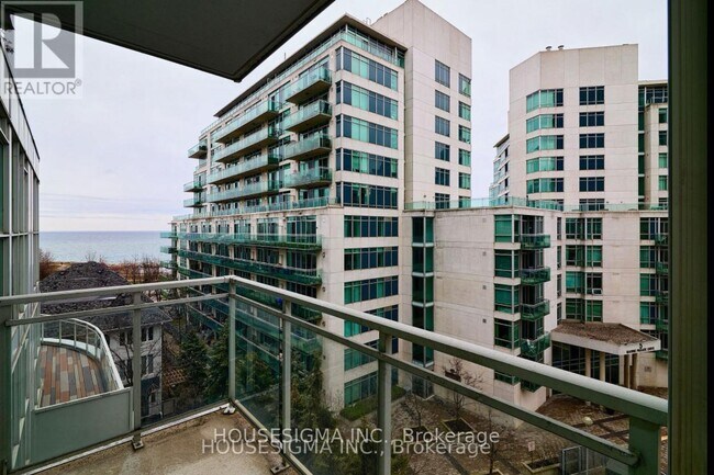 2067-2067 Lake Shore Blvd W in Toronto, ON - Building Photo - Building Photo