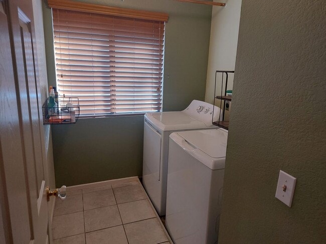 927 S Downey Pl in Anaheim, CA - Foto de edificio - Building Photo