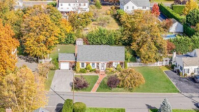 50 Mole Pl in Amityville, NY - Building Photo - Building Photo