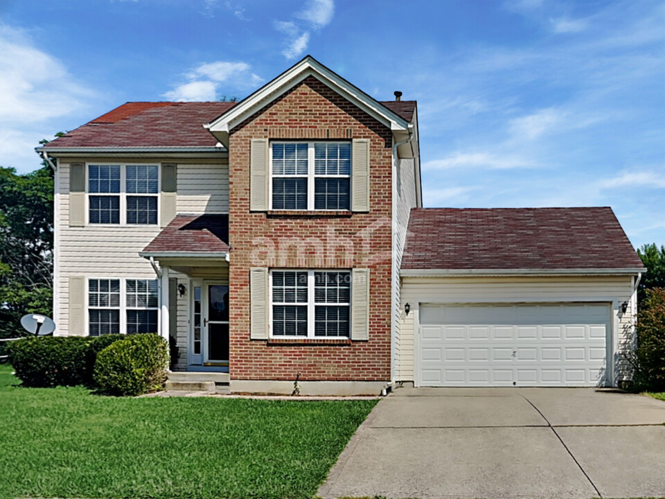 2324 Pleasant Meadows Dr in Batavia, OH - Building Photo