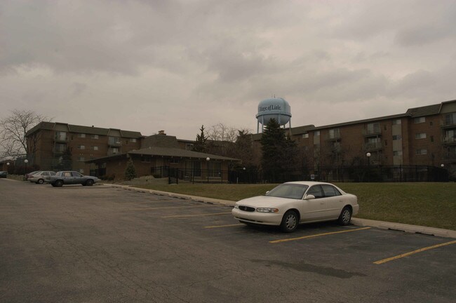 Lisle Place Condominiums in Lisle, IL - Foto de edificio - Building Photo