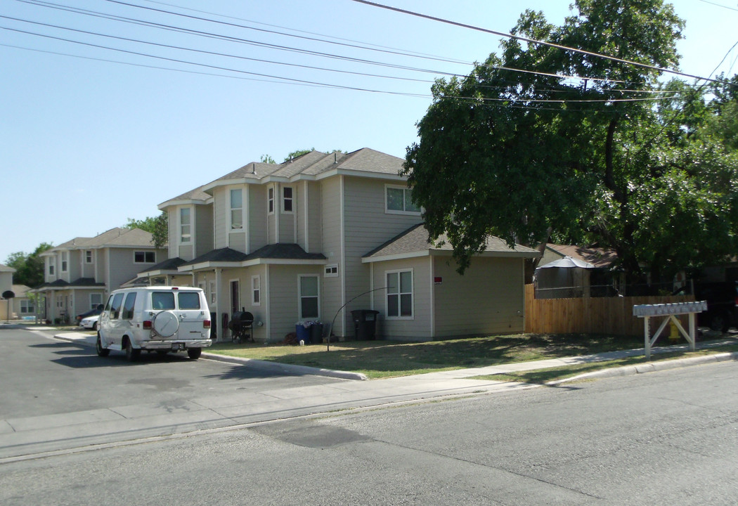 3326 Weir Ave in San Antonio, TX - Foto de edificio