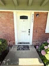 9757 Cornwall Dr in Huntington Beach, CA - Foto de edificio - Building Photo