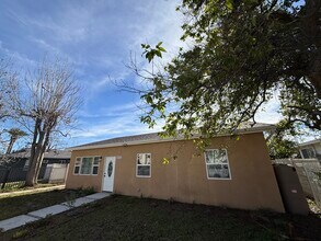 20352 Sherman Way in Winnetka, CA - Foto de edificio - Building Photo