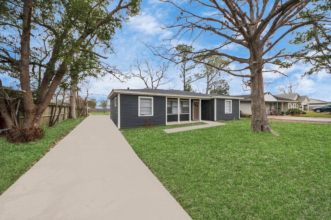 306 Allendale Rd in Pasadena, TX - Building Photo