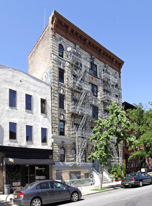 165 Montrose Ave in Brooklyn, NY - Building Photo