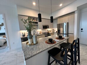 16900 NE 23rd Ave, Unit 4 in North Miami Beach, FL - Foto de edificio - Building Photo