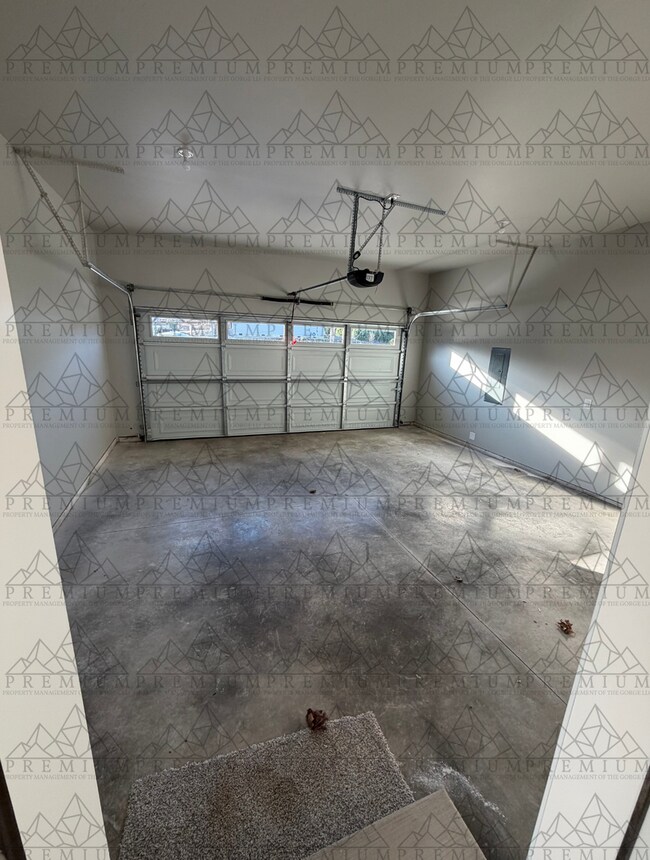 1020 Warco Dr in Cascade Locks, OR - Building Photo - Building Photo