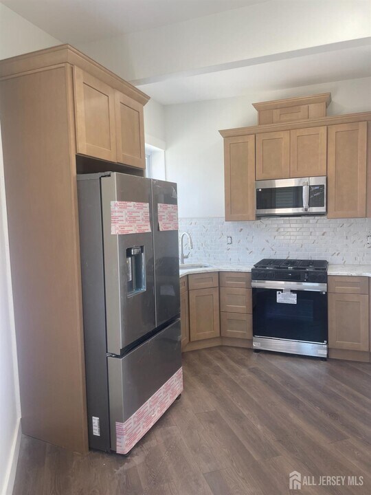 295 Main St in South River, NJ - Building Photo