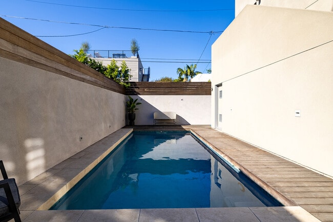 831 Dickson St in Marina Del Rey, CA - Building Photo - Building Photo