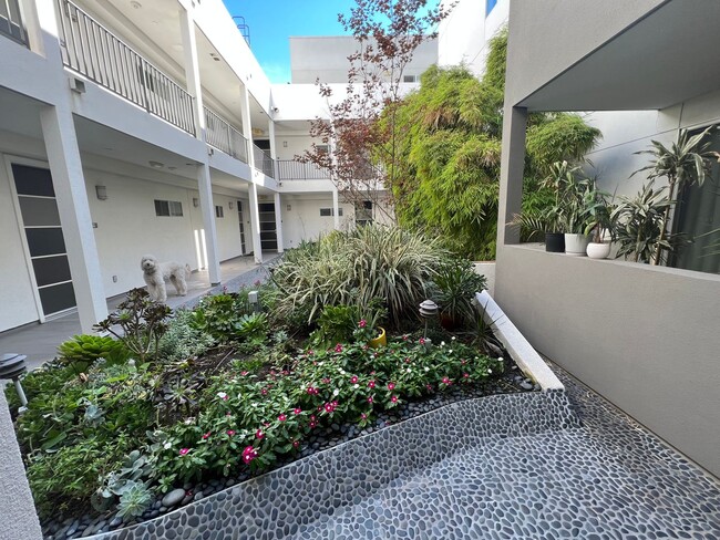11929 Courtleigh Dr, Unit 306 in Los Angeles, CA - Building Photo - Building Photo