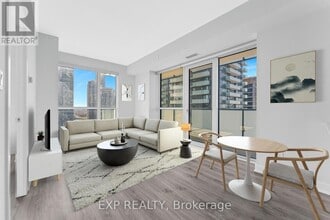 430 Square One Dr in Mississauga, ON - Building Photo - Building Photo