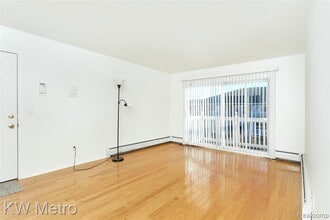 2425 Torquay Ave in Royal Oak, MI - Foto de edificio - Building Photo