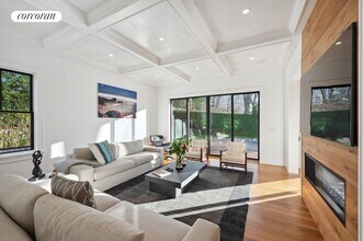 76 Crescent St in Sag Harbor, NY - Building Photo - Building Photo