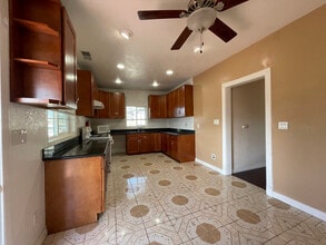 925 53rd Ave-Unit -Upper in Oakland, CA - Building Photo - Building Photo