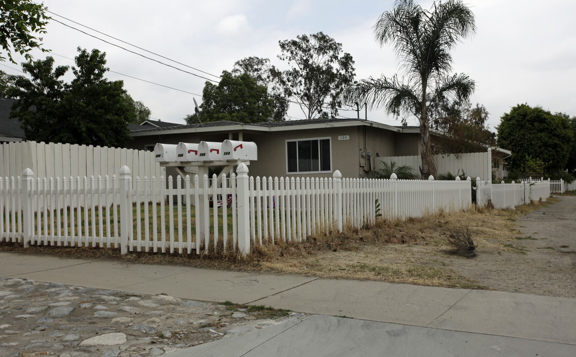 114-124 12th Ave in Upland, CA - Foto de edificio