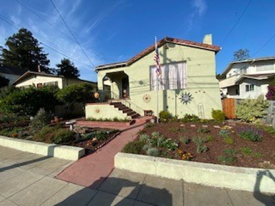 536 Van Buren St in Monterey, CA - Building Photo