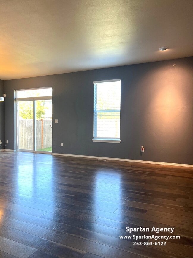 18302 114th Ave E in Puyallup, WA - Foto de edificio - Building Photo