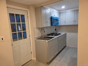 8 Holly Ct in North Babylon, NY - Foto de edificio - Building Photo