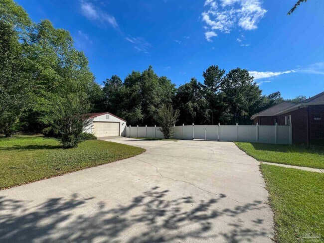 2685 Segrest Rd in Pace, FL - Building Photo - Building Photo