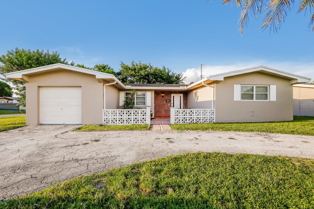 7891 NW 14th St in Pembroke Pines, FL - Building Photo