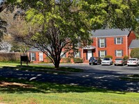 Elmhurst in Charlotte, NC - Foto de edificio - Building Photo