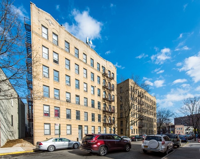 96 E 208th St in Bronx, NY - Building Photo - Building Photo